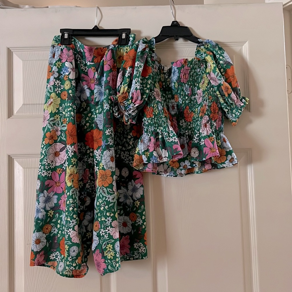 BONNIE JEAN Girl’s 2 pc set. Floral top & palazzo pants